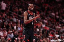 杜兰特连续十二场比赛得分超过战术调整，勇士挑战极限！的简单介绍