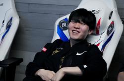 包含Rookie赛事官方发布回归赛场新规，MAD争议不断！的词条